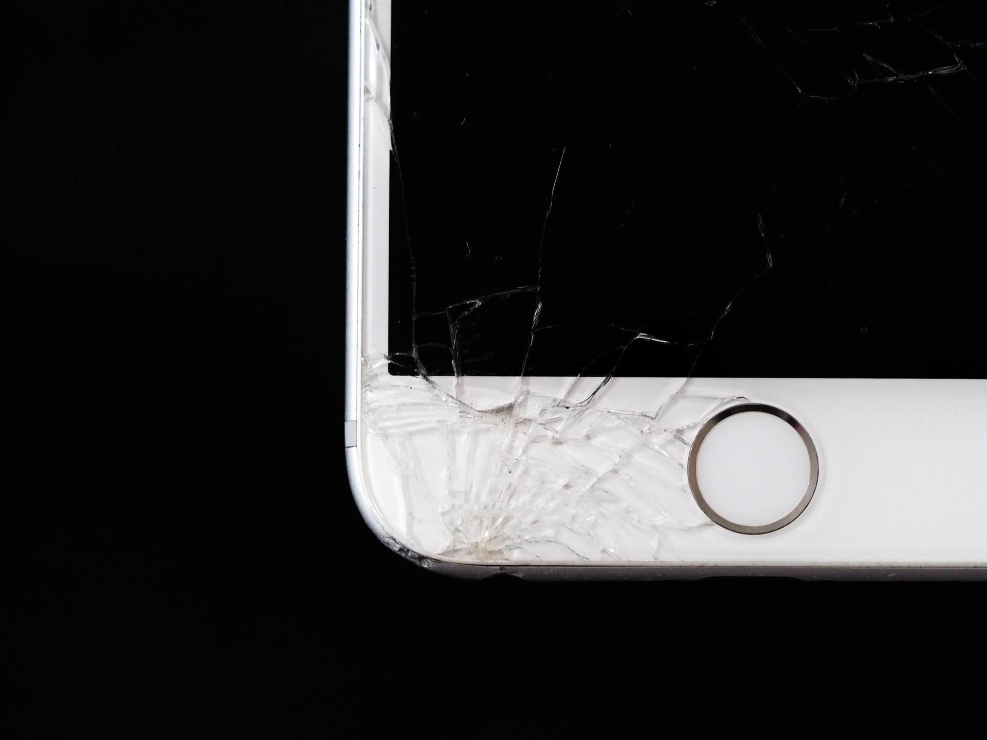 cracked screen of a iphone